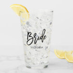 Stilvolles Skript "Braut" personalisiert Glas<br><div class="desc">Personalisierter Brautpartyentwurf des Spaßes.</div>