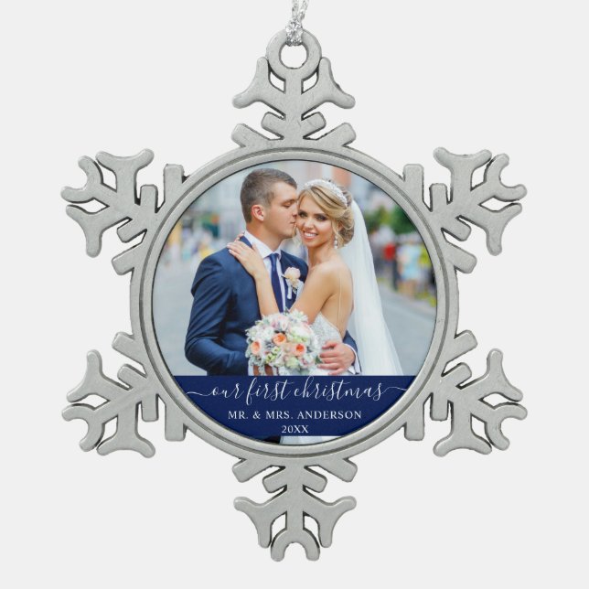 Stilvolles Skript Unser erstes Weihnachtsblau Schneeflocken Zinn-Ornament (Vorderseite)