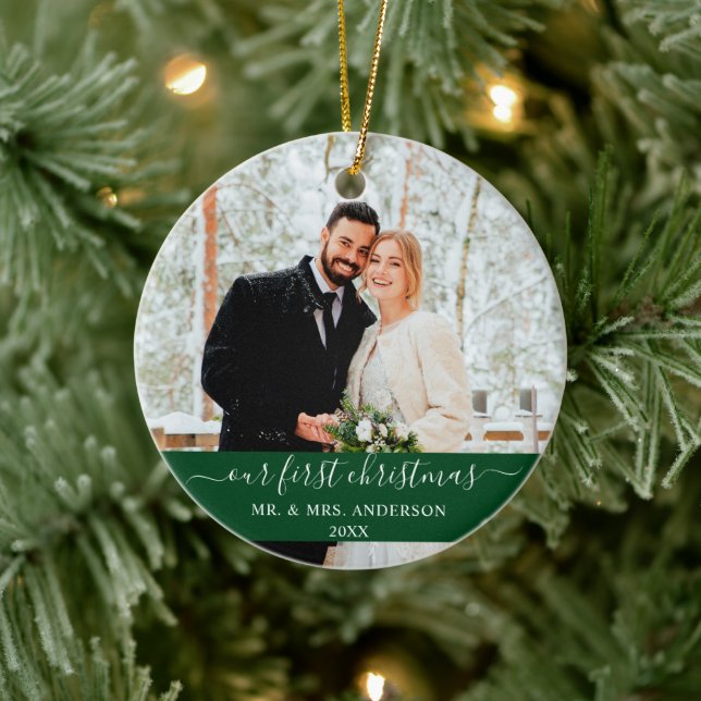 Stilvolles Skript Unser erstes Weihnachtsgrün Keramik Ornament (Baum)