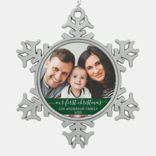 Stilvolles Skript Unsere erste Weihnachtsfamilie G Schneeflocken Zinn-Ornament