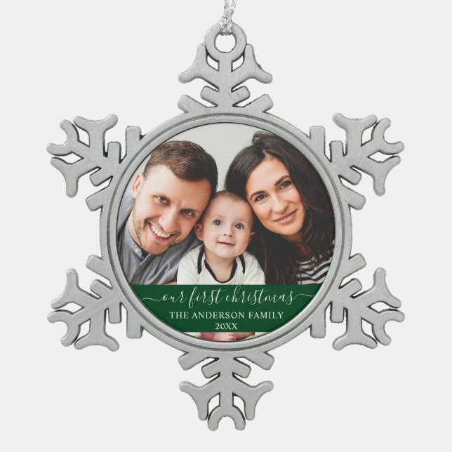 Stilvolles Skript Unsere erste Weihnachtsfamilie G Schneeflocken Zinn-Ornament (Vorderseite)