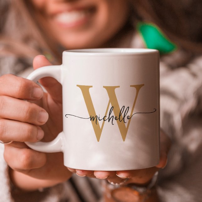Stilvolles White and Gold Monogram Name Script Kaffeetasse (Von Creator hochgeladen)