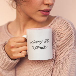 Stilvolles, zeitgemäßes Leben auf einem Gebetstypo Zweifarbige Tasse