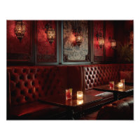 Stimmungsvolle rote Samt-Lounge-Kerzenlicht-Atmosp