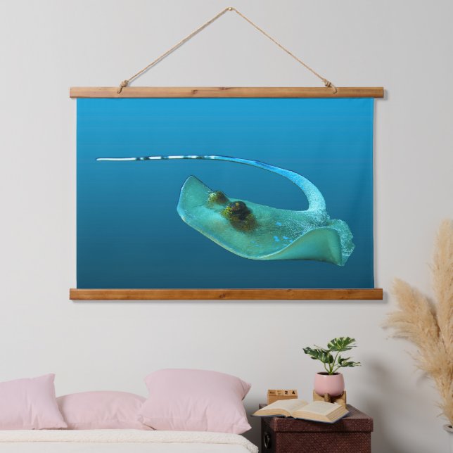 Stingray in motion! Gradient blue background |  Wandteppich Mit Holzrahmen (Schlafzimmer)