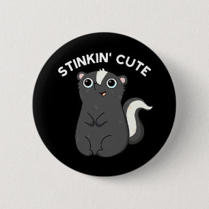 Stinkin Niedlich Adorable Skunk Pun Dark BG Button