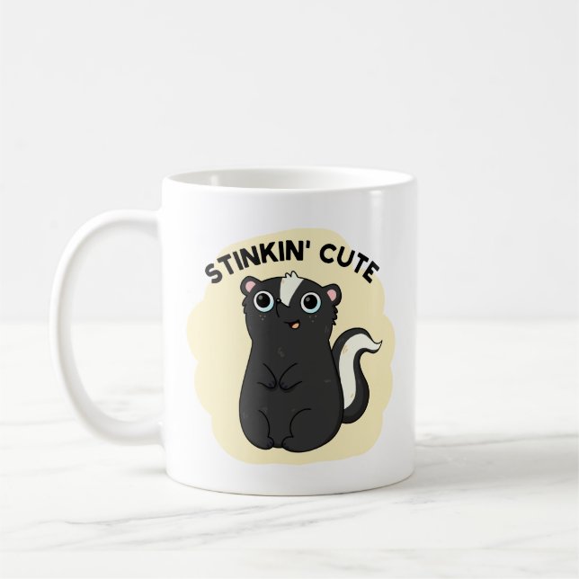 Stinkin Niedlich Funny Skunk Pun Kaffeetasse (Links)