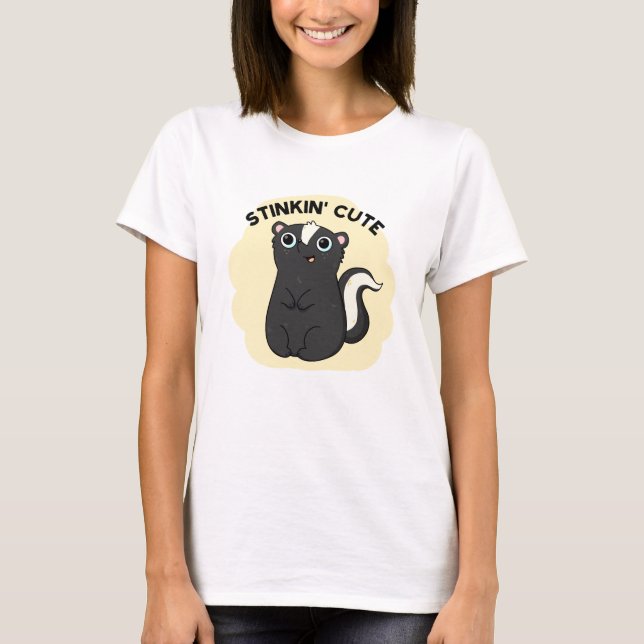 Stinkin Niedlich Funny Skunk Pun T-Shirt (Vorderseite)