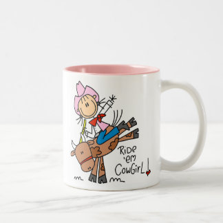 Stock-Cowgirl, das Stier-Tasse reitet Zweifarbige Tasse