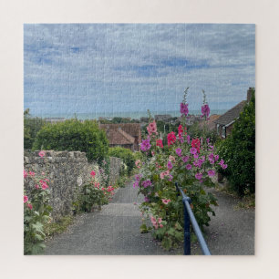 Stockrosen entlang der Kirchenmauer von St Leonard Puzzle
