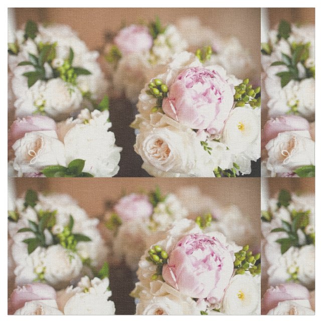 Stoffe aus rosa und cremefarbenen Peonies (Nahaufnahme)