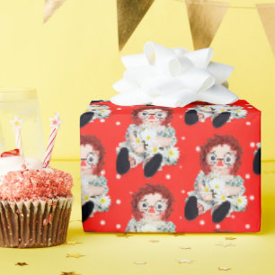 Stoffpuppe mit Gänseblümchen auf Punkten Geschenkpapier