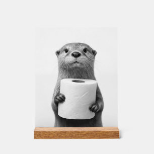 Stoischer Otter hält Toilettenpapierrolle Schwarz  Acrylschild