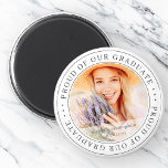 Stolz auf unser Graduate 20XX Modernes Abschluss F Magnet<br><div class="desc">Dieses einfache und klassische Design besteht aus Serifentypografie und fügt ein benutzerdefiniertes Foto hinzu.</div>