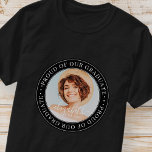 Stolz auf unser Graduate 20XX Modernes Abschluss F T-Shirt<br><div class="desc">Dieses einfache und klassische Design besteht aus Serifentypografie und fügt ein benutzerdefiniertes Foto hinzu.</div>