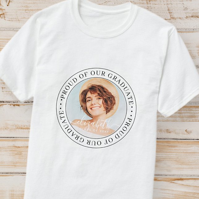 Stolz auf unser Graduate 20XX Modernes Abschluss F T-Shirt (Von Creator hochgeladen)