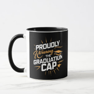 Stolz die Graduationskappe tragen, schwarze Tasse