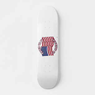 Stolz ein Amerikaner mit US-Flagge zu sein Skateboard