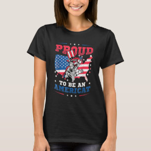 Stolz eine amerikanische Flaggenkatze im Thema 4 T-Shirt