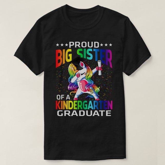 Stolz große Schwester eines Kindergarten Graduate  T-Shirt (Design vorne)