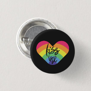 Stolz, küss mich. Liebe ist fair. Button