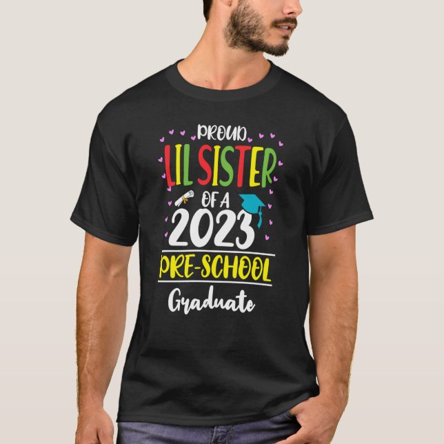 Stolz Lil Sister of a Class of 2023 Preschool Grad T-Shirt (Vorderseite)