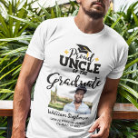 Stolz Onkel des Graduierten Foto Name T - Shirt<br><div class="desc">Feiern Sie den Abschluss Ihres Neffen oder Nichte mit diesem modernen T - Shirt mit einer "Proud UNCLE of the Graduate"-Caption in schwarzen zeitgenössischen Schriftart, die mit einem Graduierdeckel mit einer goldenen Tassel dekoriert sind. Anpassen Sie diesen T - Shirt einfach mit einem Bild des Absolventen, des Abschlusses und des...</div>