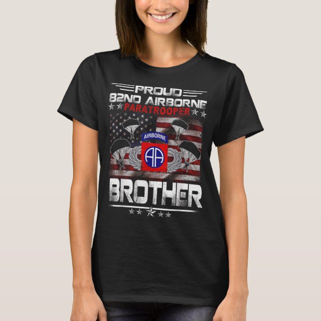 Stolze 82. Im Flugzeug Paratrooper Brother Us Flag T-Shirt (Vorderseite)