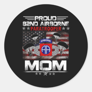 Stolze 82. Im Flugzeug Paratrooper Mama Us Flag -  Runder Aufkleber
