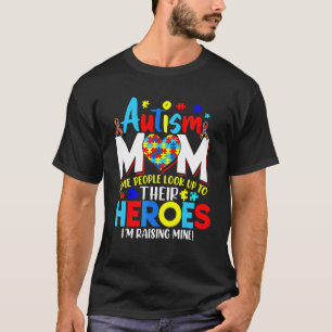 Stolze Autismus-Mutter Menschen schauen auf Helden T-Shirt