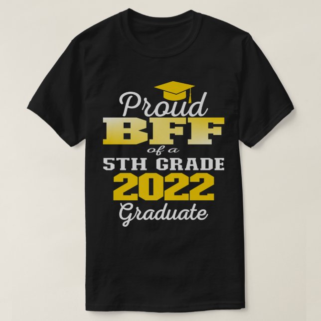Stolze Beste Freundin des 5. Grade Graduate 2022 E T-Shirt (Design vorne)