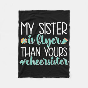Stolze Cheerleading-Schwester eines Cheerleaders F Fleecedecke