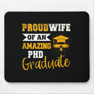 Stolze Ehefrau, atemberhebende Promotion zum Dr. - Mousepad