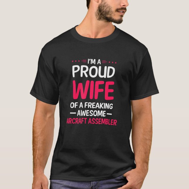 Stolze Ehefrau des Phantastischen Flugzeugbauers T-Shirt (Vorderseite)