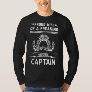 Stolze Ehefrau einer Captain-Boot-Ehefrau T-Shirt