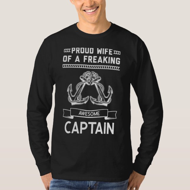 Stolze Ehefrau einer Captain-Boot-Ehefrau T-Shirt (Vorderseite)