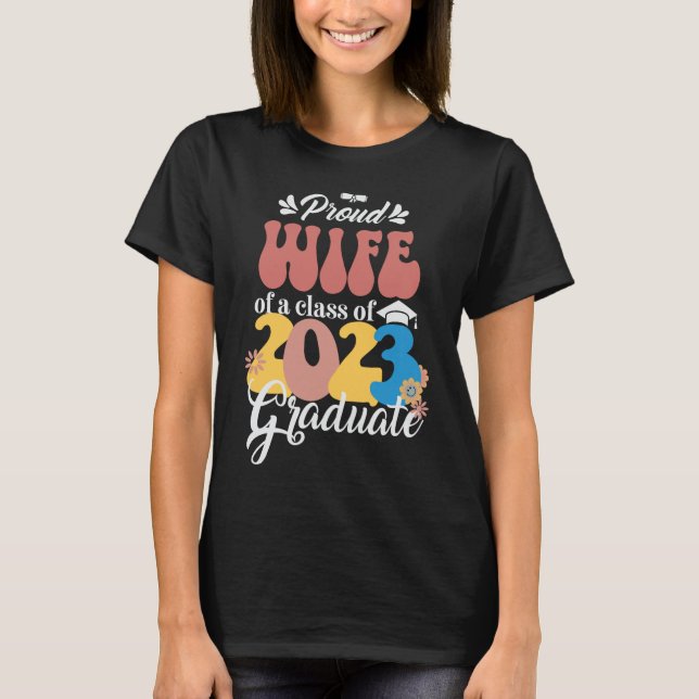 Stolze EHEFRAU einer Klasse von 2023 Graduate Groo T-Shirt (Vorderseite)