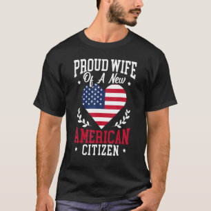 Stolze Ehefrau einer neuen amerikanischen Bürgerve T-Shirt