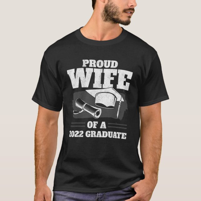 Stolze Ehefrau eines Abschlusses in leitender Stel T-Shirt (Vorderseite)