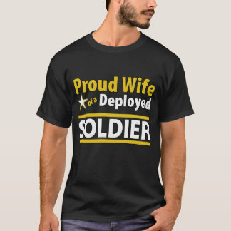 Stolze Ehefrau eines entfalteten Soldat-Shirts T-Shirt
