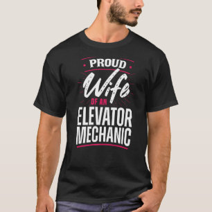 Stolze Ehefrau eines Facharztes für Aufzug T-Shirt