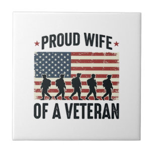 Stolze Ehefrau eines Veteranen Patriotisches Shirt Fliese
