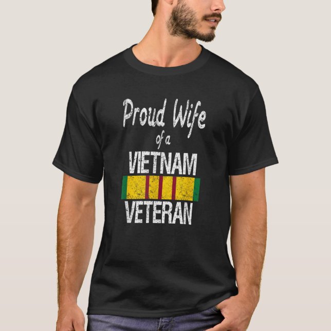 Stolze Ehefrau eines Vietnam Veteran Service Abzei T-Shirt (Vorderseite)