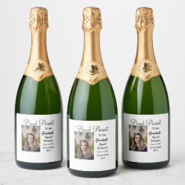 stolze Elternstudentin geben Foto-Namen-Klasse Jah