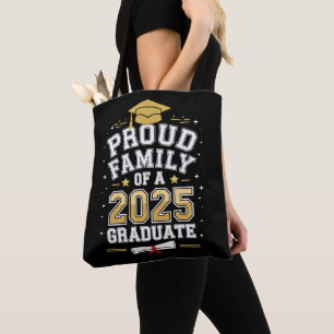Stolze Familie eines Absolventen von 2025 Abschlus