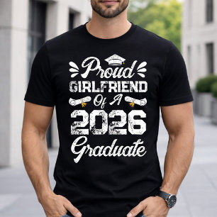 Stolze Freundin eines Absolventen der Klasse 2026  T-Shirt