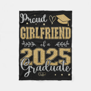 Stolze Freundin eines CL of 2025 Graduate für Grad Fleecedecke
