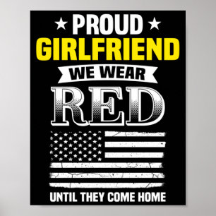 Stolze Freundin eines eingesetzten Freundes Red Fr Poster