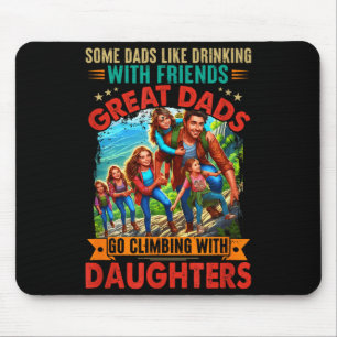 Stolze großartige Väter gehen mit Töchtern kletter Mousepad