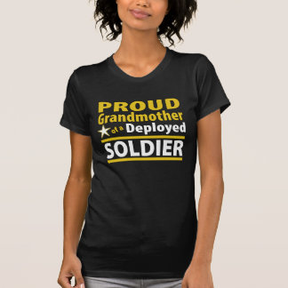Stolze Großmutter eines entfalteten Soldat-Shirts T-Shirt